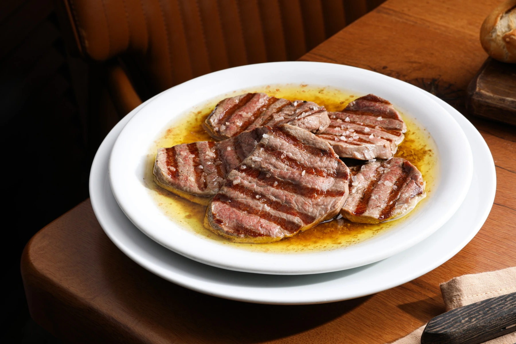 Uzan Et Mangal tereyağlı ızgara et sunumu